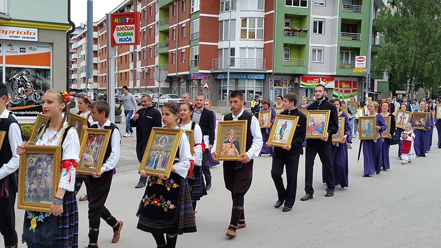 Veliki broj vjernika učestvovao je danas u litiji ulicama Doboja povodom Vidovdana i proslave šest vijekova grada