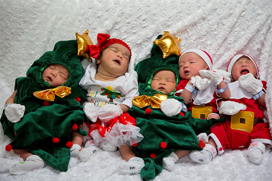 U porodilištu tajlandske bolnice novorođene bebe u kostimima Djeda Mraza (Izvor:Tanjug/AP/foto /Gemunu Amarasinghe
