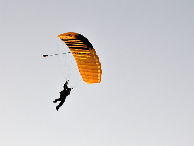 Skok sa padobranom - Foto: RTRS