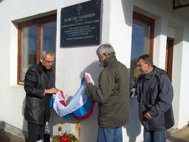 Otkrivena spomen-ploča prvoj civilnoj žrtvi rata u Brodu, Vojislavu Goranoviću - Foto: SRNA