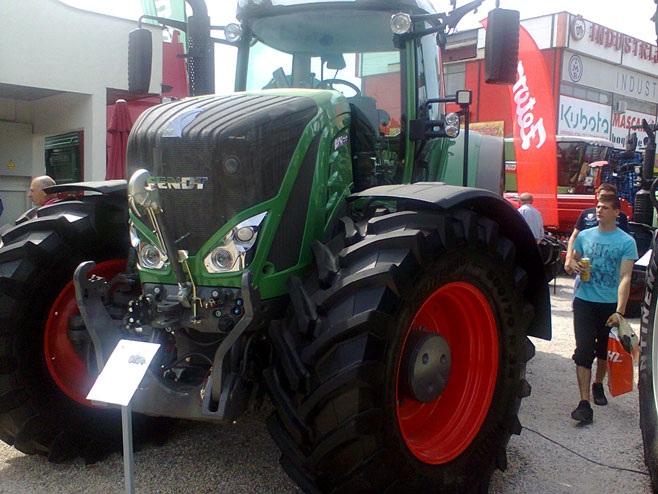Najskuplji traktor njemačkog proizvođača na međunarodnom sajmu u Novom Sadu - Foto: SRNA