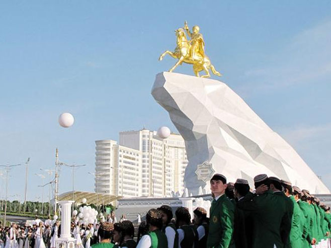 Pozlaćeni spomenik predsjednika Turkmenistana - Foto: AP
