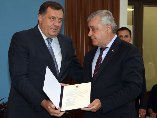 Milorad Dodik posthumno odlikovao 315 poginulih boraca VRS Medaljom zasluga za narod - Foto: SRNA