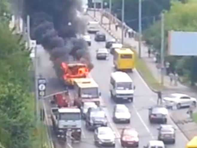 Ukrajina: Zapaljeni autobus - Foto: Screenshot/YouTube