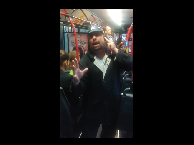 Cijeli bus pjeva pjesmu "Nije htjela - Kemal Monteno" - Foto: Screenshot/YouTube