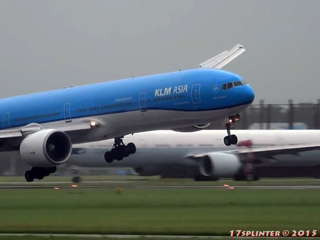 Slijetanje "boinga 777" po oluji vijeka - Foto: Screenshot/YouTube