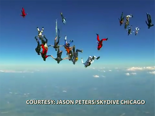 Grupno skaknje padobranom - Foto: Screenshot/YouTube