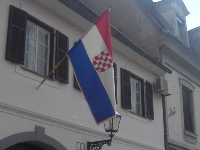 U centru Karlovca zastava sa grbom NDH   (Foto: KAportal) - 