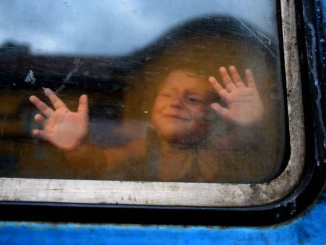 Dijete u vozu sa izbjeglicama u Mađarskoj - Foto: TANЈUG