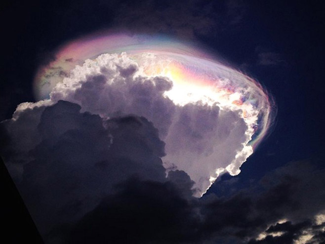 Kostarika: „čudan oblak duginih boja“. - Foto: RTS