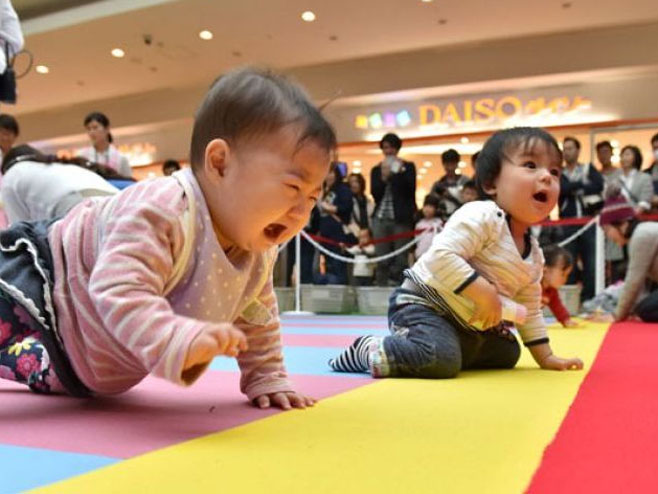 Tradicionalna "puzijada" beba u Јapanu - Foto: AFP