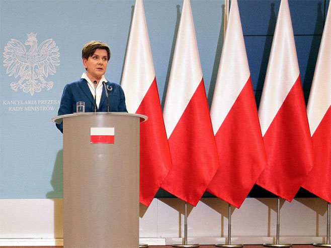 Poljska uklonila zastavu EU (Foto: STR / AP) - 