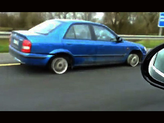 Pijani Poljak vozio djete u automobilu bez guma - Foto: Screenshot