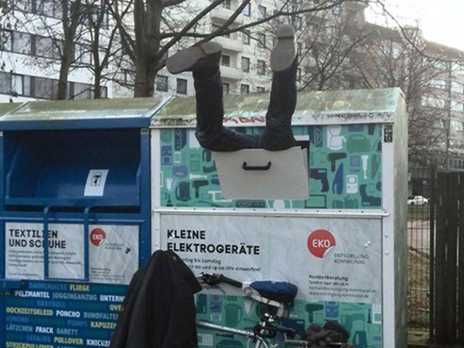 Naglavačke se zaglavio u kontejneru (Foto: Bild) - 