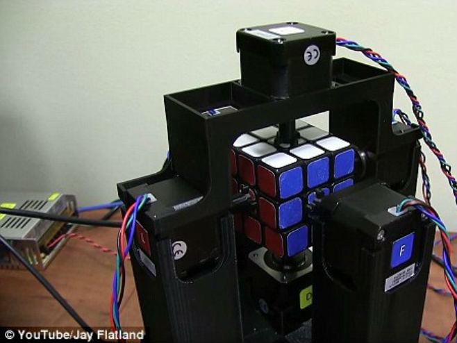 Robot slaže Rubikovu kocku - Foto: Screenshot