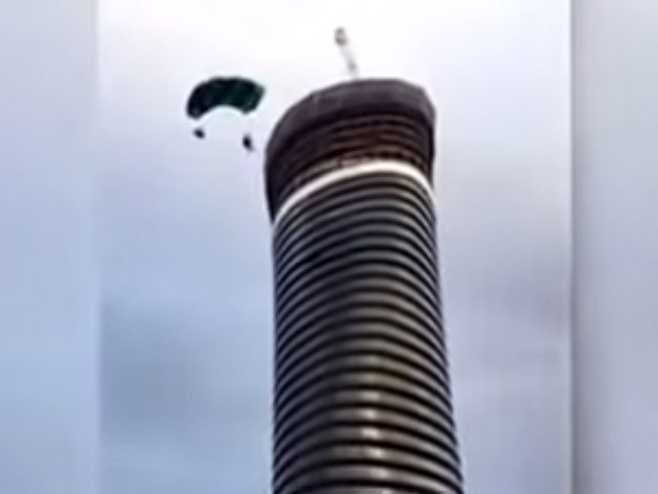 Padobranom skočio sa najviše zgrade - Foto: Screenshot/YouTube