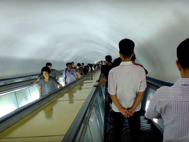 Vožnja metroom u Pjongjangu - Foto: Screenshot/YouTube