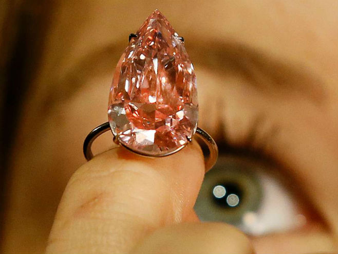 Predstavljen najveći rozi dijamant vrijedan 28 miliona dolara - Foto: AP