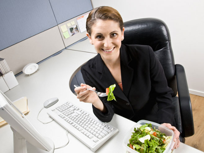 Zdravim obrokom u kancelariji protiv gojaznosti - Foto: ilustracija