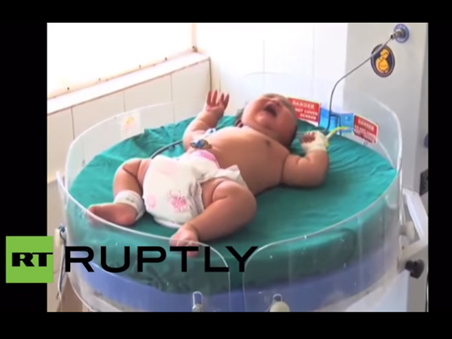 Beba teška 6.8 kg - Foto: Screenshot/YouTube