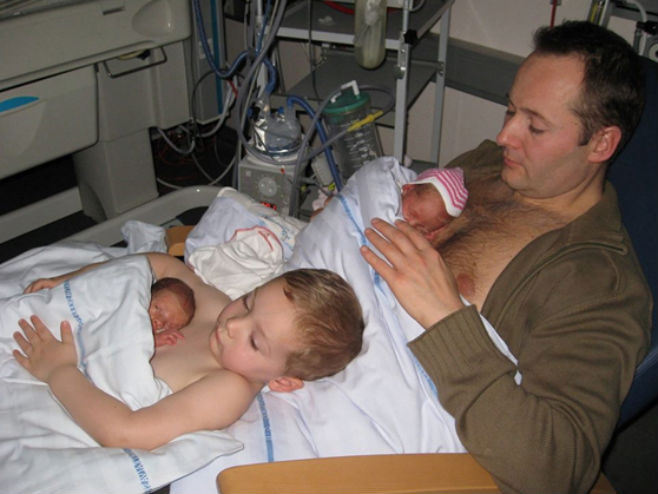 Tata i sin "kengur metodom" pomažu tek rođenim blizancima (Foto: Facebook) - 