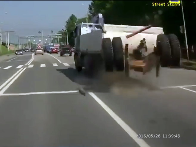 Kamionu nasred auto-puta otpali točkovi - Foto: Screenshot/YouTube