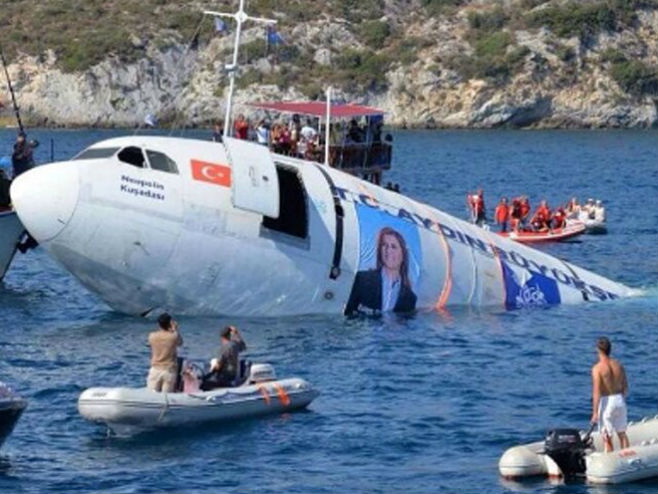 Turci potopili avion da bi privukli ronioce (Foto: Instagram) - 