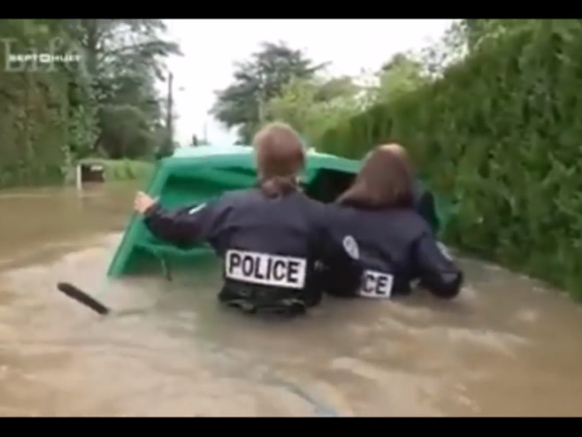 Francuska policija u borbi protiv poplava - Foto: RTRS