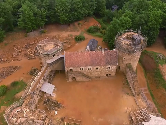 Gradnja srednjovekovnog zamka - Foto: Screenshot/YouTube