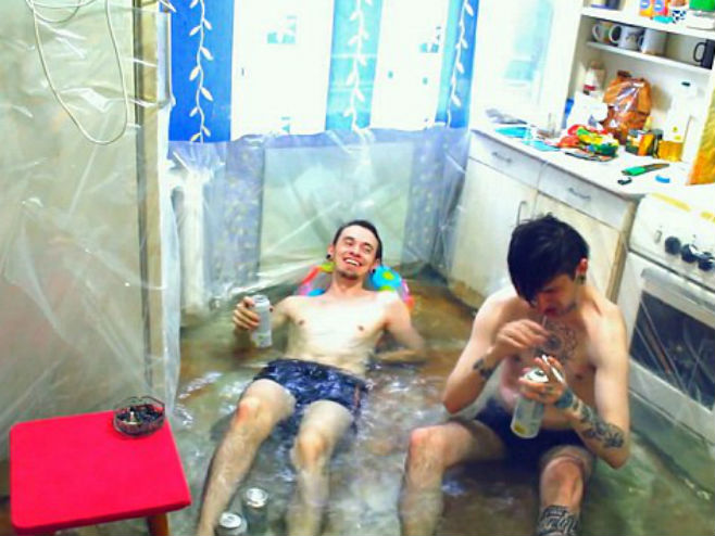 Dva Rusa od kuhinje napravili bazen - Foto: Screenshot/YouTube