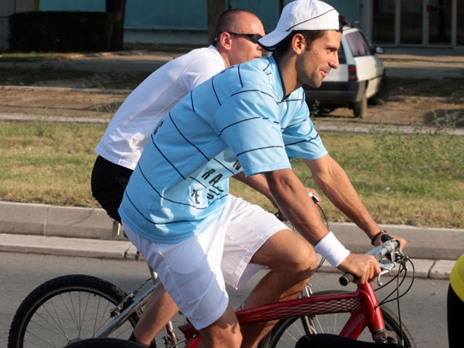 Novak Đoković na biciklu - Foto: blic.rs