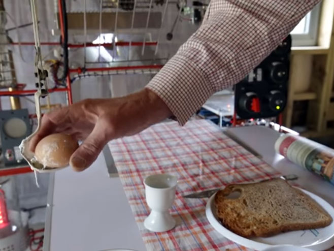 Mašina za pravljenje doručka - Foto: Screenshot/YouTube