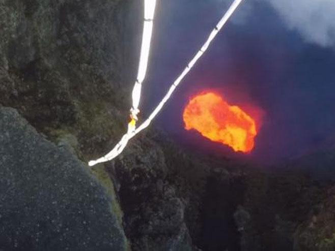 Skok u krater aktivnog Viljarika vulkana u Čileu - Foto: Screenshot/YouTube