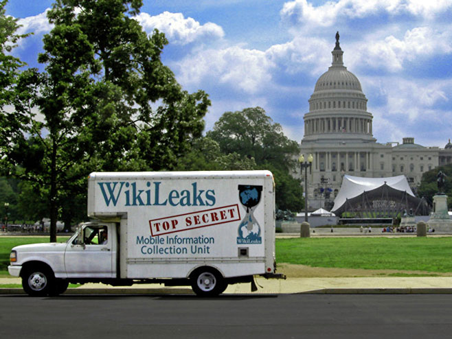 Kombi sa reklamom Vikiliksa ispred Bijele kuće (Foto: Flickr/Wikileaks Mobile Informatio) - 