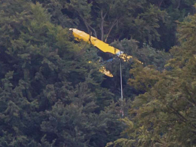 Pilot u superlakom avionu zaglavljen na drvetu (Foto:  7aktuell.de/Adomat) - 