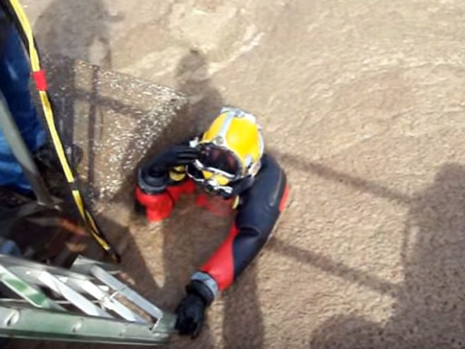 Profesionalni ronilac u kanalizaciji - Foto: Screenshot/YouTube