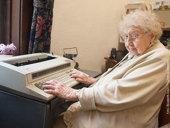 Gospođa Dejvis za svojom pisaćom mašinom - Foto: RTS