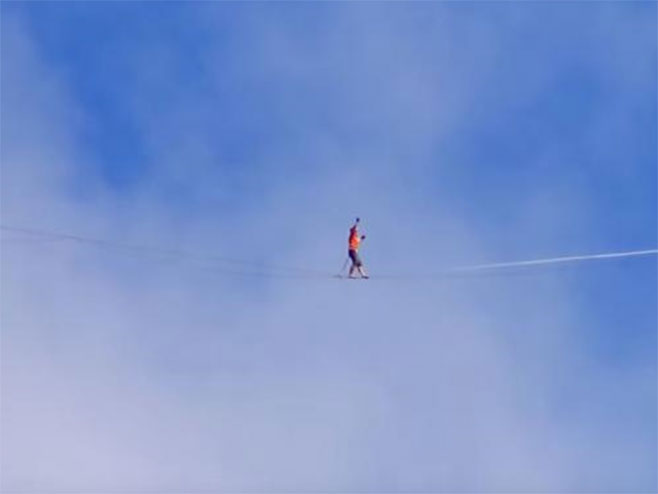 Prošetao jedan kilometar žicom na visini od 244 metra - Foto: Screenshot/YouTube