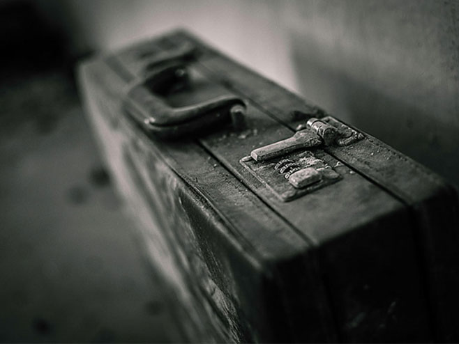 U plafonu pronašli stari kofer (foto:NN/b92.net) - 