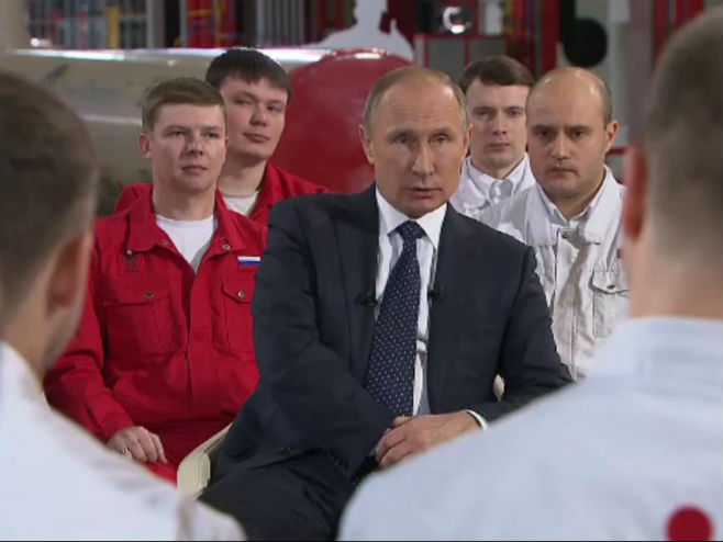 Vladimir Putin sa radnicima preduzeća "Eterno" - Foto: Screenshot
