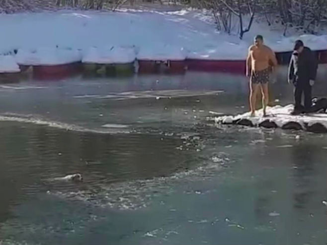 Muškarac skočio u zaleđeno jezero i spasio psa - Foto: Screenshot/YouTube