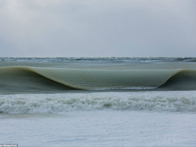 Zaleđeni talasi okeana u Masačusetsu (Foto:  Jonathan Nimerfroh) - 