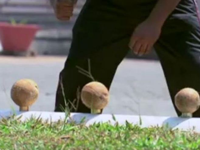 Razbijanje kokosa - Foto: Screenshot/YouTube