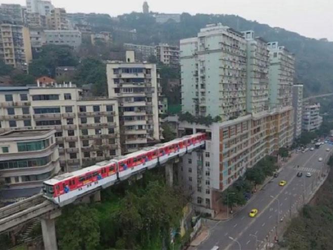 Voz koji prolazi kroz zgrade - Foto: Screenshot/YouTube