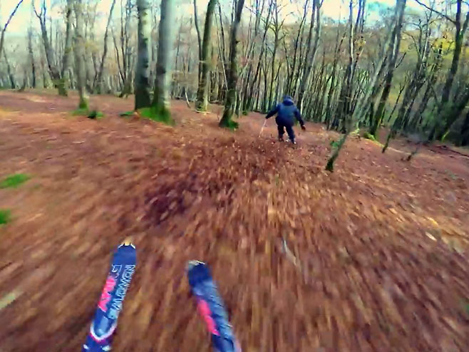 Skijanje po jesenjem lišću - Foto: Screenshot/YouTube
