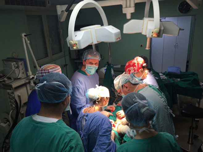 Srpski hirurzi  - uklanjanje tumora veličine pesnice (Foto: Privatna arhiva/novosti.rs) - 