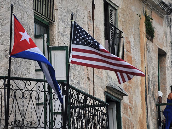 Zastave Kube i SAD vijore se u Havani - Foto: AFP