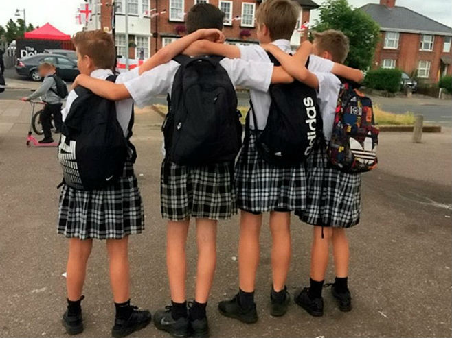 Dječaci došli u suknjama u školu (Foto: SWNS:South West News Service) - 