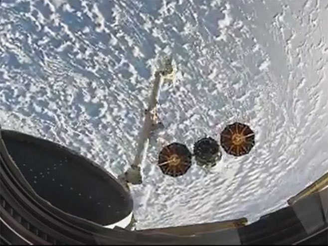 Svemirska kapsula Dragon pada u okean - Foto: Screenshot/YouTube