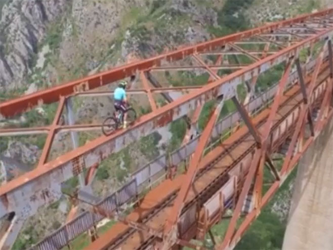 Biciklom preko konstrukcije nad provalijom u Crnoj Gori - Foto: Screenshot/YouTube